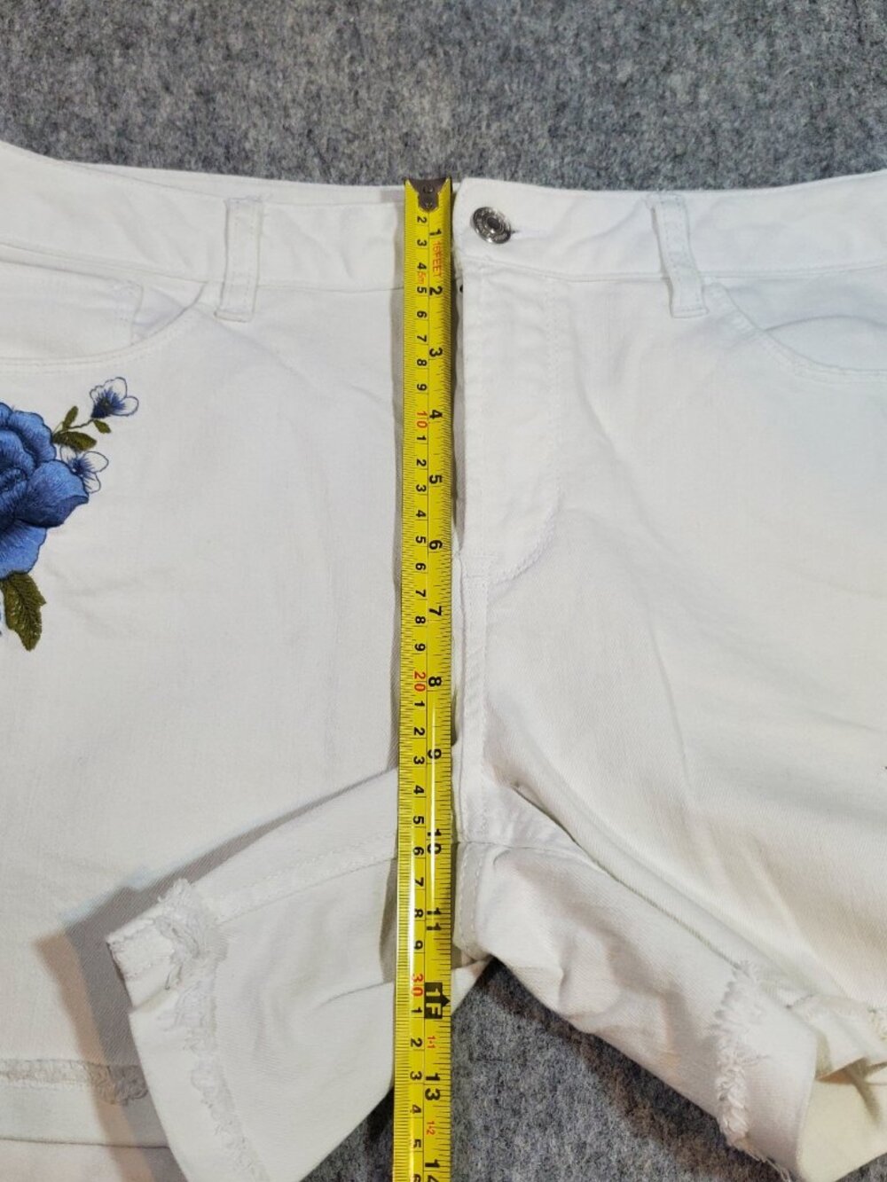 Kensie White Denim Shorts with Blue Embroidered Flowers Size 10 / 30 - Picture 7 of 10